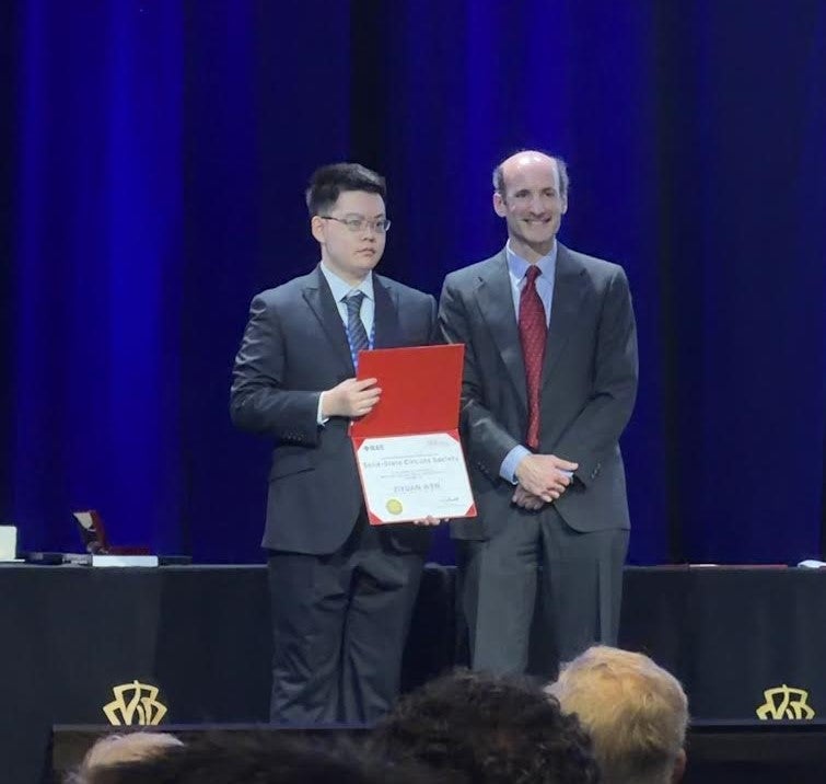  Ziyuan Wen receiving award